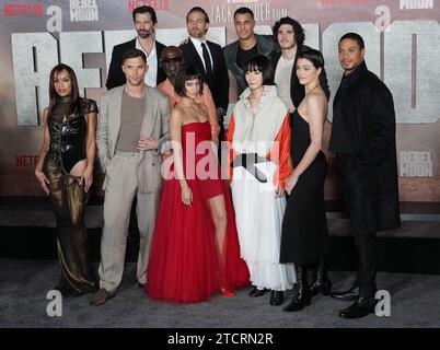 Los Angeles, USA. Dezember 2023. (L-R) REBEL MOON Cast - Cleopatra Coleman, Michiel Huisman, Ed Skrein, Djimon Hounsou, Charlie Hunnam, Sofia Boutella, Staz Nair, Doona Bae, Fra Fee, E. Duffy, und Ray Fisher bei der Netflix's REBEL MOON - PART ONE: A CHILD OF FIRE Los Angeles Premiere im TCL Chinese Theatre in Hollywood, CA am Mittwoch, 13. Dezember 2023. (Foto: Sthanlee B. Mirador/SIPA USA) Credit: SIPA USA/Alamy Live News Stockfoto