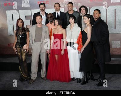 Los Angeles, USA. Dezember 2023. (L-R) REBEL MOON Cast - Cleopatra Coleman, Michiel Huisman, Ed Skrein, Djimon Hounsou, Charlie Hunnam, Sofia Boutella, Staz Nair, Doona Bae, Fra Fee, E. Duffy, und Ray Fisher bei der Netflix's REBEL MOON - PART ONE: A CHILD OF FIRE Los Angeles Premiere im TCL Chinese Theatre in Hollywood, CA am Mittwoch, 13. Dezember 2023. (Foto: Sthanlee B. Mirador/SIPA USA) Credit: SIPA USA/Alamy Live News Stockfoto