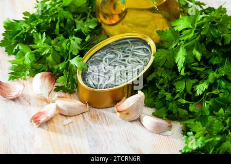 Eingelegte Angoulas in Blechdose. Spanische Küche Stockfoto