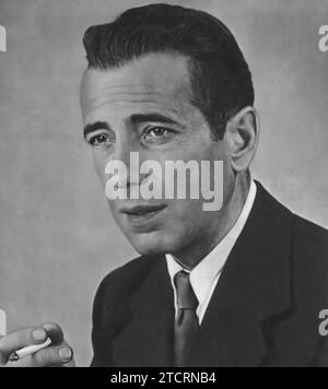 Porträt des legendären Schauspielers Humphrey Bogart, geboren am 25. Dezember 1899 und verstorben am 14. Januar 1957. Bekannt für seine Rollen in Klassikern wie „Casablanca“ (1942) und „der maltesische Falke“ (1941), machte Bogarts rauer Charme und unverwechselbare Stimme ihn zu einer Hollywood-Legende. Seine unvergessliche Zeile „Here's Looking at You, Kid“ findet bei Filmliebhabern auf der ganzen Welt immer wieder Anklang. Stockfoto