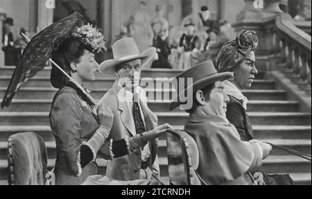 Ingrid Bergman, Gary Cooper, Jerry Austin und Flora Robson werden in einer unvergesslichen Szene aus „Saratoga Trunk“ (1946) festgehalten, wo sie in einer Pferdekutsche unterwegs sind. Der Film spielt in den späten 1800er Jahren und erweckt eine Geschichte von Liebe und Ehrgeiz vor dem Hintergrund gesellschaftlicher Erwartungen zum Leben. Stockfoto