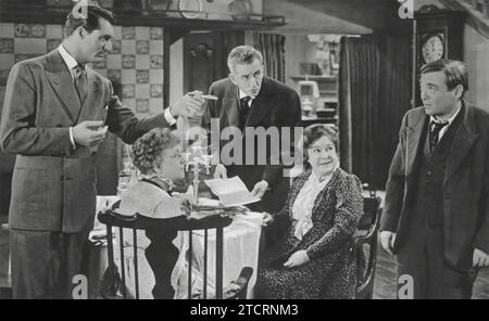 Cary Grant, Jean Adair, Edward Everett Horton, Josephine Hull und Peter Lorre spielen in der dunklen Komödie Arsenic and Old Lace (1944). Grant befindet sich in einem komödiantischen Chaos, das seine exzentrischen Tanten einbezieht, gespielt von Adair und Hull, während Horton und Lorre den skurrilen Charme des Films verstärken. Stockfoto