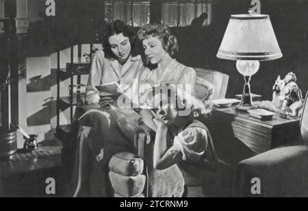 Standbild aus „Since You Goed Away“ (1944) mit Jennifer Jones, Claudette Colbert und Shirley Temple. In diesem herzlichen Kriegsdrama stellt das Trio eine Familie dar, die die Herausforderungen der Heimatfront während des Zweiten Weltkriegs erträgt Stockfoto