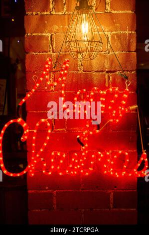 Merry christmas Neonschild an der Backsteinmauer Stockfoto