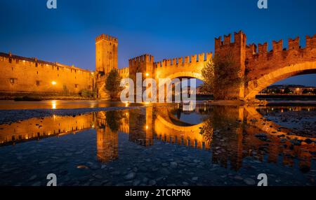 Brücke Castelvecchio über die Etsch in Verona, Italien bei Dämmerung. Hochwertige Fotos. Stockfoto