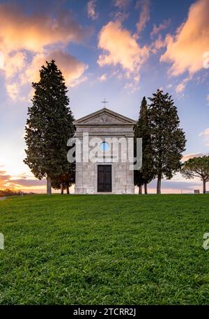 Eines der meistbesuchten kleinen Religionsgebäude auf dem Getreidefeld, Vitaleta Kapelle, Toskana, Italien, Europa. Hochwertige Fotos Stockfoto