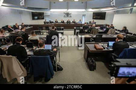 Stuttgart, Deutschland. Dezember 2023. Fünf Männer stehen vor Gericht des Landgerichts Stuttgart wegen versuchten Totschlags und schweren Körperverletzungen. Sie sollen einen mutmaßlichen Granatwerfer, der geflohen war, nachdem er eine Handgranate auf einen Friedhof in Altbach geworfen hatte, in einem auf ihn wartenden Taxi geschlagen und getreten haben und ihn aus dem Taxi gezerrt haben. Credit: --/dpa - ACHTUNG: Person(en) wurde/wurden aus rechtlichen Gründen pixeliert/dpa/Alamy Live News Stockfoto