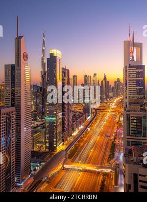 Wunderschöne Aussicht aus der Vogelperspektive auf die futuristische Stadtlandschaft mit Straßen, Autos und Wolkenkratzern. Dubai, VAE. Hochwertige Fotos Stockfoto