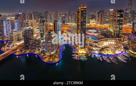 Die Schönheit des Yachthafens von oben. Hochwertige Fotos. Dubai, VAE. Stockfoto