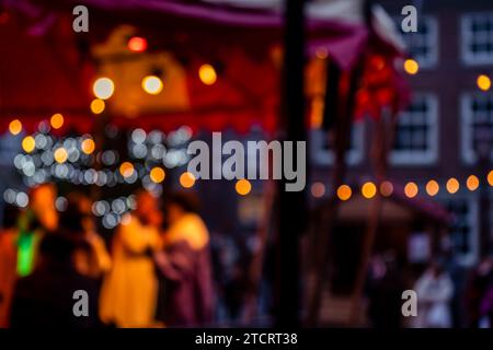 Tauchen Sie ein in die festliche Atmosphäre mit dieser bezaubernden Weihnachtsmarkt-Szene. Bokeh beleuchtet festliche Stände und ein gemütliches Ambiente. Perfekt für Stockfoto