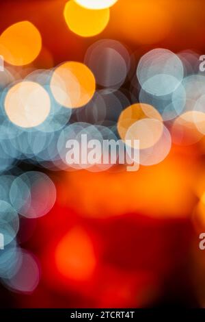 Ein weihnachtlicher Bokeh-Hintergrund mit einer lebhaften Auswahl an festlichen Farben. Die funkelnden Bokeh-Lichter schaffen eine warme und magische Atmosphäre, perfekt für Stockfoto