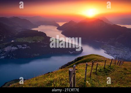 Panoramablick auf die Schweizer Alpen, aufgenommen auf dem Fronalpstock, in der Nähe von Stoos, Schwyz. Stockfoto