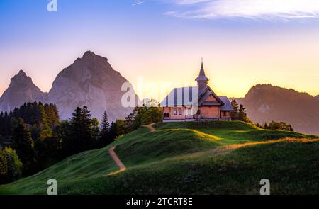 Stoos-Kirche vor dem Großen Mythen, Stoos, Morschach, Kanton Schwyz, Schweiz Stockfoto