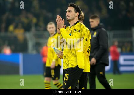 Dortmund, Allemagne. Dezember 2023. Mats Hummels aus Dortmund grüßt die Fans nach dem Fußballspiel der UEFA Champions League, Gruppe F zwischen Borussia Dortmund und Paris Saint-Germain am 13. Dezember 2023 im Signal Iduna Park in Dortmund - Foto Jean Catuffe/DPPI Credit: DPPI Media/Alamy Live News Stockfoto