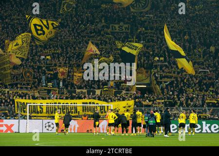 Dortmund, Allemagne. Dezember 2023. Die Dortmunder Spieler grüßen die Fans nach dem Fußballspiel der UEFA Champions League, Gruppe F zwischen Borussia Dortmund und Paris Saint-Germain am 13. Dezember 2023 im Signal Iduna Park in Dortmund - Foto Jean Catuffe/DPPI Credit: DPPI Media/Alamy Live News Stockfoto