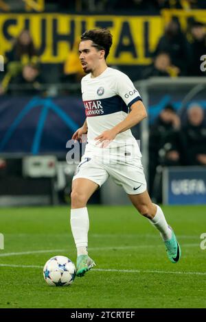 Vitinha von PSG während des Fußballspiels der Gruppe F zwischen Borussia Dortmund und Paris Saint-Germain am 13. Dezember 2023 im Signal Iduna Park in Dortmund - Foto Jean Catuffe / DPPI Stockfoto