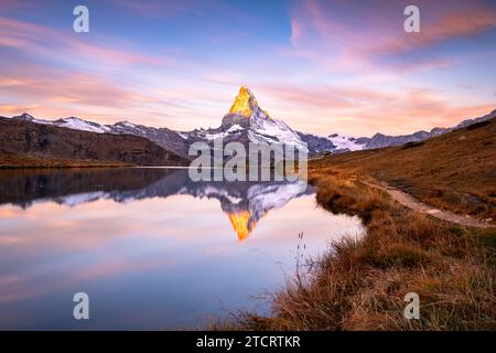 Sonnenaufgang am Stellisee. Reflexion des Matterhorngipfels in der Wasseroberfläche. Schöne Outdoor-Szene in den Schweizer Alpen, Zermatt Lage, Wallis CAN Stockfoto