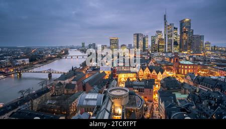 Klassischer Panoramablick auf die berühmte Skyline von Frankfurt am Main mit dramatischen Wolken bei schönem Sonnenuntergang während der blauen Stunde in der Abenddämmerung, Hessen, Deutschland. Fi Stockfoto