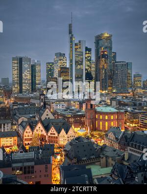 Frankfurts Altstadtblick mit moderner Architektur im Hintergrund und Romerberg im Vordergrund. Aus dem Frankfurter Domturm. Stockfoto