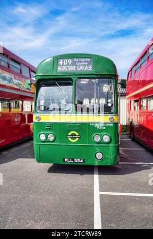 Green AEC Regal IV, MLL 554, Eindeckerbus am Oldtimer Bus Rally Day an der Romney Hythe & Dymchurch Light Railway am 3. September 2023 Stockfoto