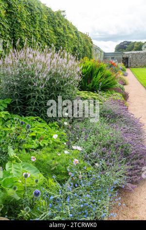 Die krautige Grenze bei Aberdour Castle. Stockfoto
