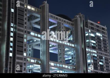 Nachtblick auf das Fuji tv Gebäude in Odaiba Stockfoto