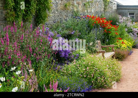 Die krautige Grenze im Schlossgarten Aberdour Stockfoto