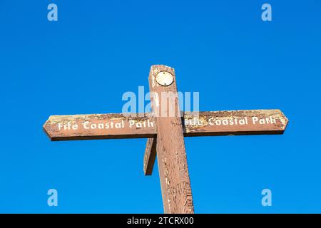 Ein hölzernes Fife Coastal Path Schild vor einem blauen Himmel Stockfoto