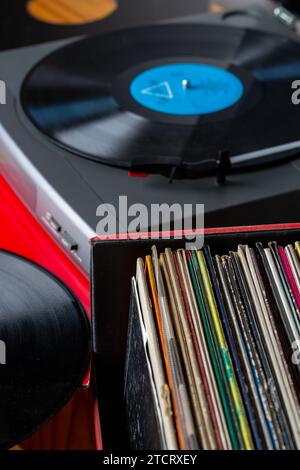 Eine Schallplattensammlung und ein Plattenspieler Stockfoto
