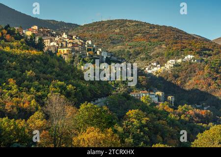 Ein kleines Bergdorf, eingebettet in die herbstlichen Wälder mit Eichen und Olivenbäumen. Prezza, Provinz L'Aquila, Abruzzen, Italien, Europa Stockfoto