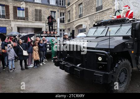 © PHOTOPQR/LE PARISIEN/Olivier Lejeune ; PARIS ; 13/12/2023 ; « quand la BRAV M joue les pères Noel » (la sulfureuse brav m de la PP) avec d'autres flics et les flics d'autres Services dont la BRI, ils vont faire une opération à l'hopital Necker vers les enfants malades, Distribution de cadeau. La BRAV escortera en moto le camion de la BRI dans lequel sera caché le père noel Paris, Frankreich, 13. dezember 2023. „When the BRAV M spielt Santa Claus“ (der schwefelhaltige Brav m des Pariser Polizeipräsidiums, der die Demonstranten auf kontroverse und kontroverse Weise verjagt) mit Othe Stockfoto