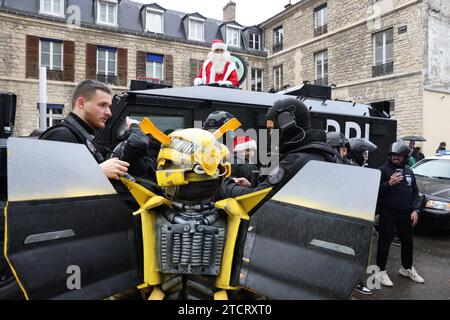 © PHOTOPQR/LE PARISIEN/Olivier Lejeune ; PARIS ; 13/12/2023 ; « quand la BRAV M joue les pères Noel » (la sulfureuse brav m de la PP) avec d'autres flics et les flics d'autres Services dont la BRI, ils vont faire une opération à l'hopital Necker vers les enfants malades, Distribution de cadeau. La BRAV escortera en moto le camion de la BRI dans lequel sera caché le père noel Paris, Frankreich, 13. dezember 2023. „When the BRAV M spielt Santa Claus“ (der schwefelhaltige Brav m des Pariser Polizeipräsidiums, der die Demonstranten auf kontroverse und kontroverse Weise verjagt) mit Othe Stockfoto