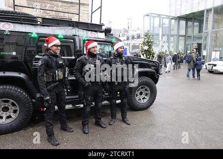 © PHOTOPQR/LE PARISIEN/Olivier Lejeune ; PARIS ; 13/12/2023 ; « quand la BRAV M joue les pères Noel » (la sulfureuse brav m de la PP) avec d'autres flics et les flics d'autres Services dont la BRI, ils vont faire une opération à l'hopital Necker vers les enfants malades, Distribution de cadeau. La BRAV escortera en moto le camion de la BRI dans lequel sera caché le père noel Paris, Frankreich, 13. dezember 2023. „When the BRAV M spielt Santa Claus“ (der schwefelhaltige Brav m des Pariser Polizeipräsidiums, der die Demonstranten auf kontroverse und kontroverse Weise verjagt) mit Othe Stockfoto