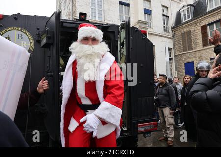 © PHOTOPQR/LE PARISIEN/Olivier Lejeune ; PARIS ; 13/12/2023 ; « quand la BRAV M joue les pères Noel » (la sulfureuse brav m de la PP) avec d'autres flics et les flics d'autres Services dont la BRI, ils vont faire une opération à l'hopital Necker vers les enfants malades, Distribution de cadeau. La BRAV escortera en moto le camion de la BRI dans lequel sera caché le père noel Paris, Frankreich, 13. dezember 2023. „When the BRAV M spielt Santa Claus“ (der schwefelhaltige Brav m des Pariser Polizeipräsidiums, der die Demonstranten auf kontroverse und kontroverse Weise verjagt) mit Othe Stockfoto