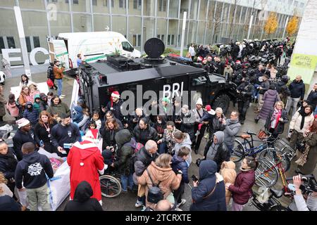 © PHOTOPQR/LE PARISIEN/Olivier Lejeune ; PARIS ; 13/12/2023 ; « quand la BRAV M joue les pères Noel » (la sulfureuse brav m de la PP) avec d'autres flics et les flics d'autres Services dont la BRI, ils vont faire une opération à l'hopital Necker vers les enfants malades, Distribution de cadeau. La BRAV escortera en moto le camion de la BRI dans lequel sera caché le père noel Paris, Frankreich, 13. dezember 2023. „When the BRAV M spielt Santa Claus“ (der schwefelhaltige Brav m des Pariser Polizeipräsidiums, der die Demonstranten auf kontroverse und kontroverse Weise verjagt) mit Othe Stockfoto