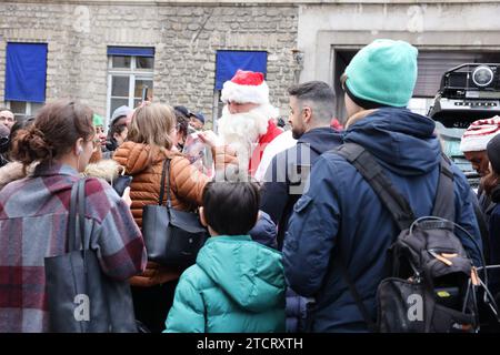 © PHOTOPQR/LE PARISIEN/Olivier Lejeune ; PARIS ; 13/12/2023 ; « quand la BRAV M joue les pères Noel » (la sulfureuse brav m de la PP) avec d'autres flics et les flics d'autres Services dont la BRI, ils vont faire une opération à l'hopital Necker vers les enfants malades, Distribution de cadeau. La BRAV escortera en moto le camion de la BRI dans lequel sera caché le père noel Paris, Frankreich, 13. dezember 2023. „When the BRAV M spielt Santa Claus“ (der schwefelhaltige Brav m des Pariser Polizeipräsidiums, der die Demonstranten auf kontroverse und kontroverse Weise verjagt) mit Othe Stockfoto