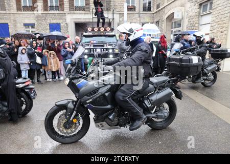 © PHOTOPQR/LE PARISIEN/Olivier Lejeune ; PARIS ; 13/12/2023 ; « quand la BRAV M joue les pères Noel » (la sulfureuse brav m de la PP) avec d'autres flics et les flics d'autres Services dont la BRI, ils vont faire une opération à l'hopital Necker vers les enfants malades, Distribution de cadeau. La BRAV escortera en moto le camion de la BRI dans lequel sera caché le père noel Paris, Frankreich, 13. dezember 2023. „When the BRAV M spielt Santa Claus“ (der schwefelhaltige Brav m des Pariser Polizeipräsidiums, der die Demonstranten auf kontroverse und kontroverse Weise verjagt) mit Othe Stockfoto