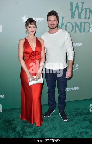 Leighton Meester und Robbie Amell bei der Amazon Freevee und Prime Video Winter Wonderland Holiday Party in den Amazon MGM Studios. Culver City, 13.12.2023 Stockfoto