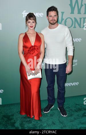 Leighton Meester und Robbie Amell bei der Amazon Freevee und Prime Video Winter Wonderland Holiday Party in den Amazon MGM Studios. Culver City, 13.12.2023 Stockfoto