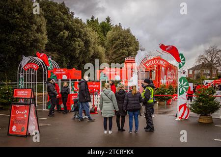 Die Menschenmassen beginnen sich zu versammeln, während der berühmte Coca Cola Truck im Rahmen der traditionellen Coca Cola Christmas Truck Tour in Birmingham Halt macht. Stockfoto