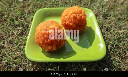 Indische süße Boondi Laddu oder Motichoor Laddoo aus Grammehl, süße Kugeln beliebte traditionelle indische Süßigkeiten. Stockfoto