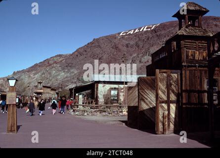 Calico, CA., USA 4/1984. Calico ist eine Geisterstadt und ehemalige Bergbaustadt im San Bernardino County, Kalifornien, USA. Gegründet 1881 als Silberbergbaustadt. Es liegt an der Interstate 15, 4,8 km von Barstow und 5 Meilen von Yermo entfernt. Walter Knott kaufte Calico in den 1950er Jahren und baute bis auf die fünf verbleibenden Originalgebäude alle Gebäude wieder auf, um sie in den 1880er Jahren zu sehen California Historical Landmark #782 und 2005 von Gouverneur Arnold Schwarzenegger zur Silver Rush Ghost Town in Kalifornien erklärt. Stockfoto