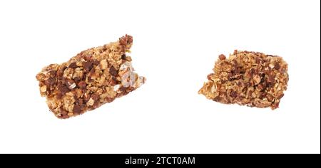 Stücke leckerer Müsliriegel isoliert auf weiß Stockfoto