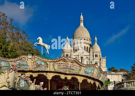 Basilika Sacré-Coeur, Montmartre, Paris, Frankreich mit Karussell - eine römisch-katholische Kirche und Basilika, die dem Heiligen Herzen Jesu gewidmet ist Stockfoto