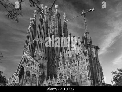 Sagrada Familia bei sonnigem Wetter, blauer Himmel Stockfoto