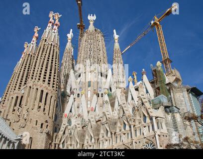 Sagrada Familia bei sonnigem Wetter, blauer Himmel Stockfoto