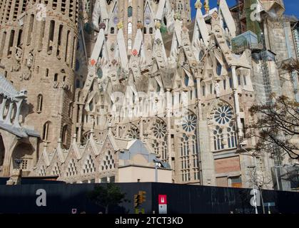 Sagrada Familia bei sonnigem Wetter, blauer Himmel Stockfoto