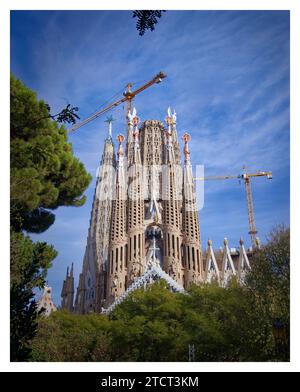 Sagrada Familia bei sonnigem Wetter, blauer Himmel Stockfoto