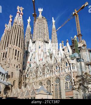 Sagrada Familia bei sonnigem Wetter, blauer Himmel Stockfoto