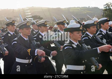 Mitglieder der Royal Navy auf Parade in der Lord High Admiral's Divisions am Britannia Royal Naval College in Dartmouth. Der Prinz von Wales wird heute eine Parade von 202 Kadetten der Royal Navy sehen, die am College mit internationalen Offizierskadetten aus Oman, Kuwait, Bangladesch und Trinidad und Tobago ausscheiden. Bilddatum: Donnerstag, 14. Dezember 2023. Stockfoto